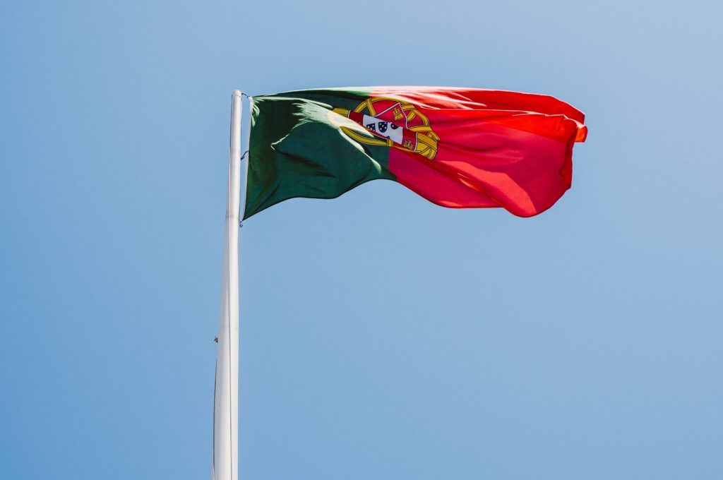 Wehende Portugiesische Flagge auf Mast