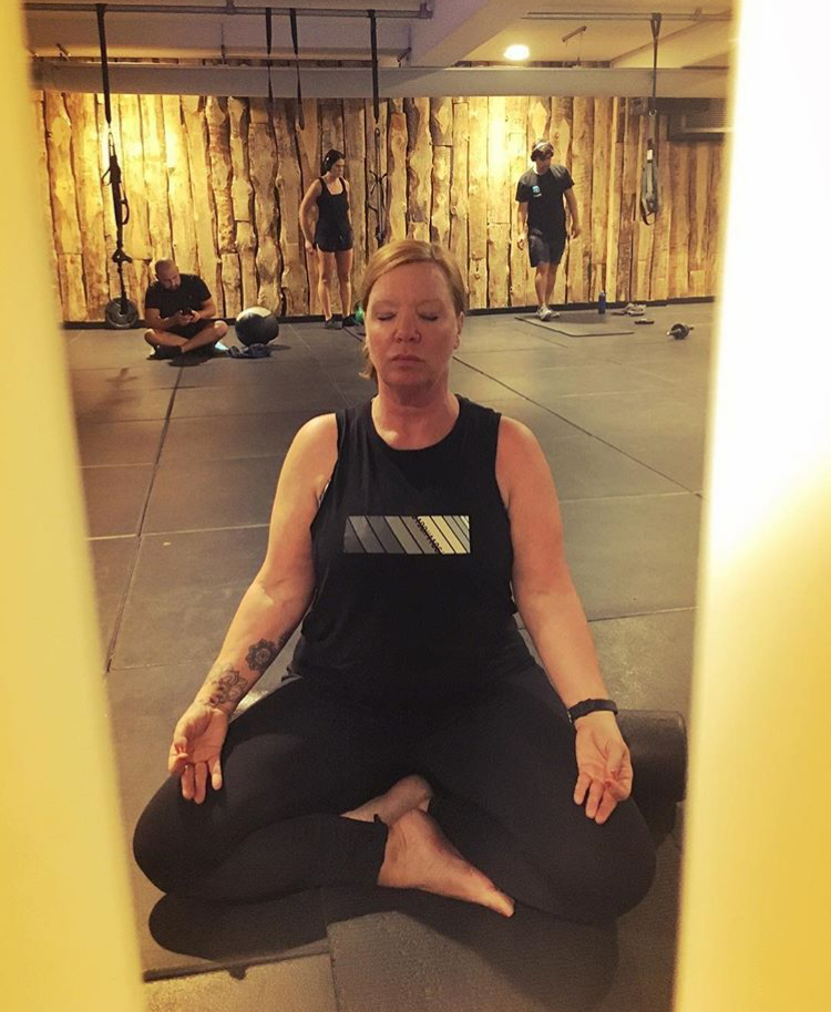 Yogalehrerin Anna Caico bei der Meditation