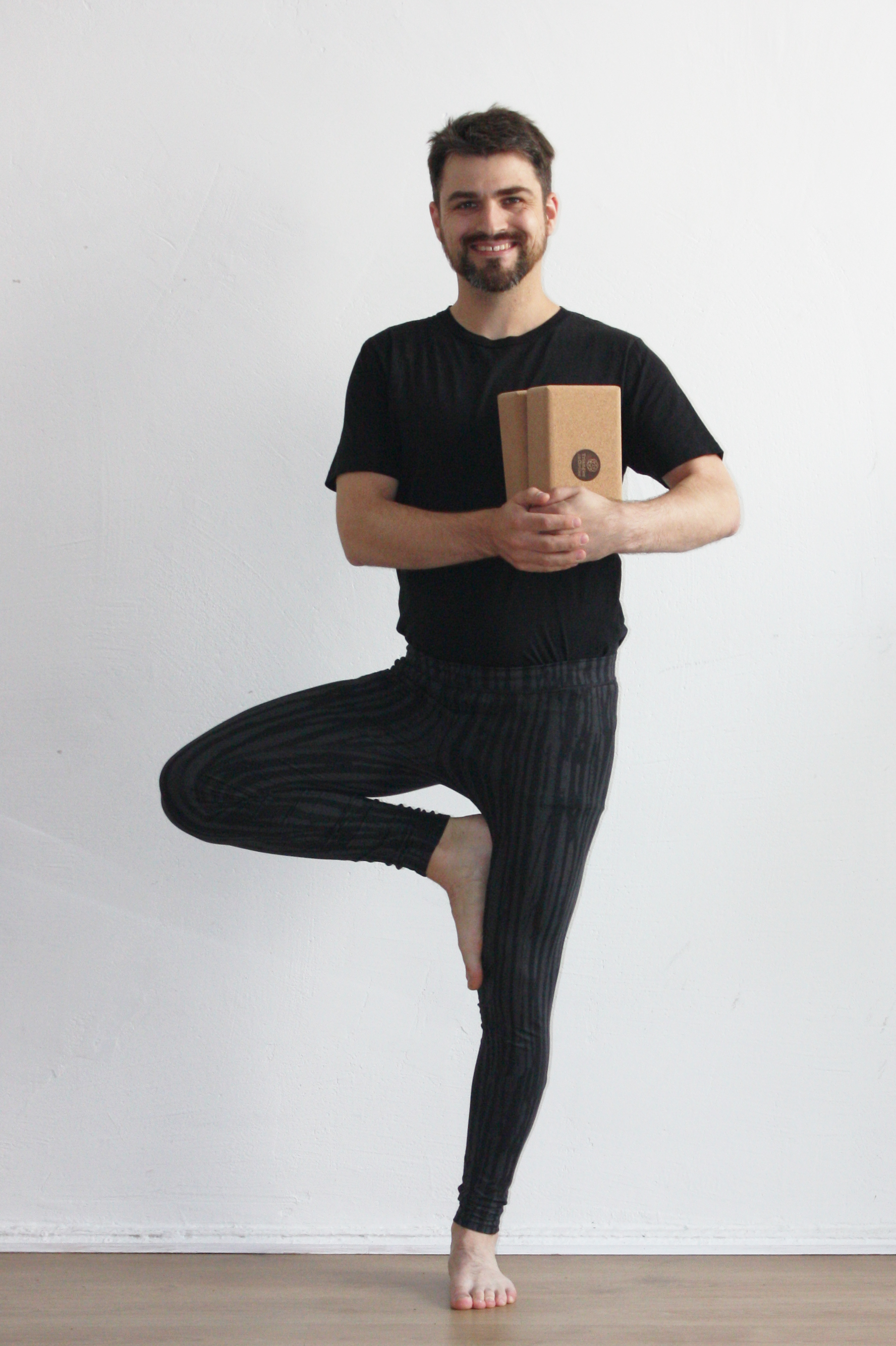 Stefan Nietert mit Cork Yogablöcken in der Hand